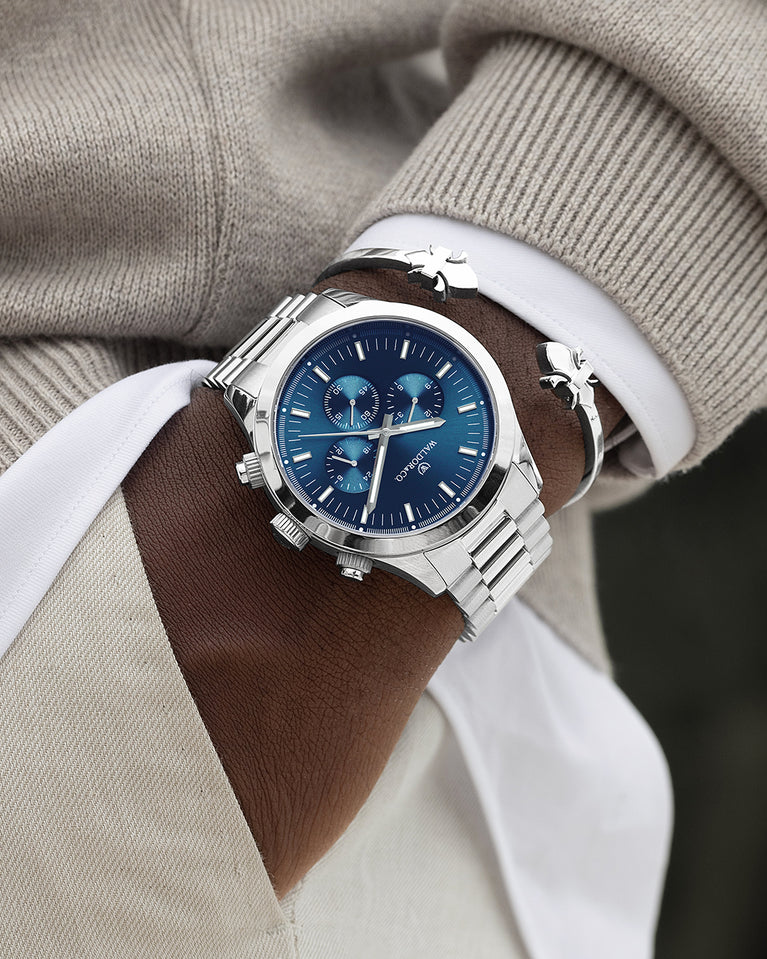 A round mens watch in rhodium-plated silver from Waldor & Co. with blue sunray dial and a second hand. Seiko movement. The model is Chrono 44 Como 44mm.