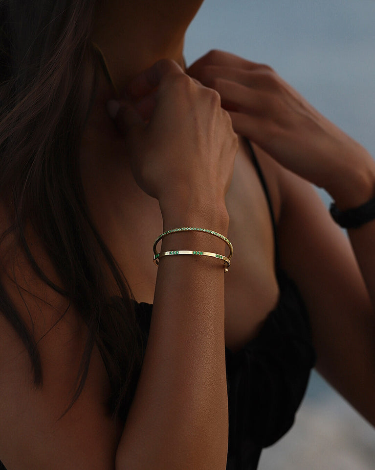 A Bangle in 14k gold-plated 316L stainless steel from Waldor & Co. One size. The model is Opulent Bangle Polished.