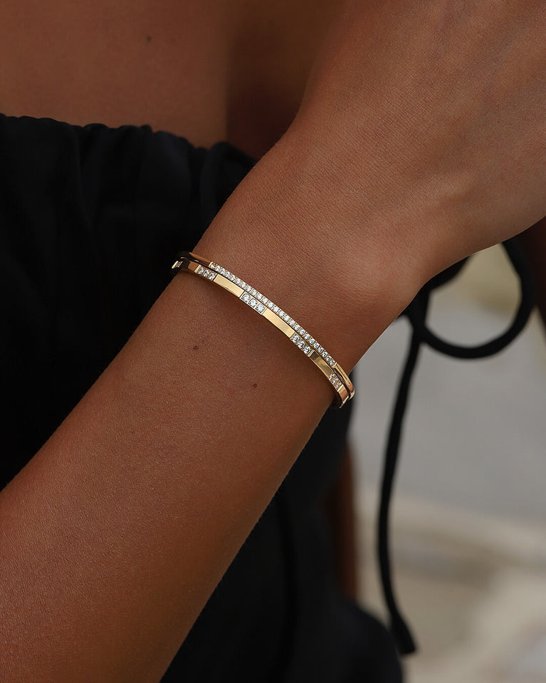 A Bangle in 14k gold-plated 316L stainless steel from Waldor & Co. One size. The model is Bliss Bangle Polished.