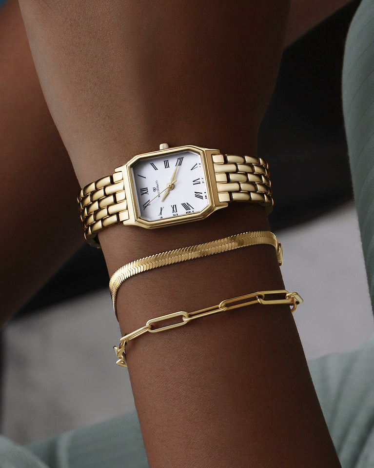 A Chain Bracelet in 14k gold-plated from Waldor & Co. The model is Eze Chain Polished Gold