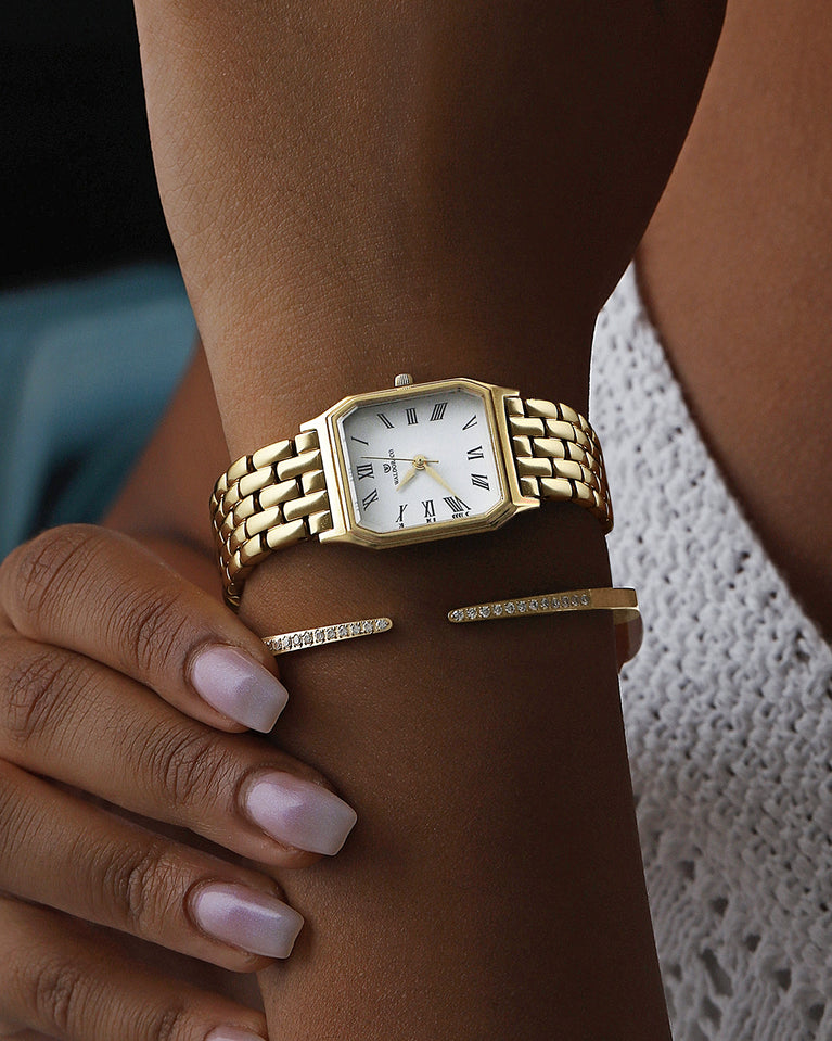 A square womens watch in 22k gold plated 316L stainless steel from Waldor & Co. with white Diamond Cut Sapphire Crystal glass dial. Seiko movement. The model is Eternal 22 Bellagio