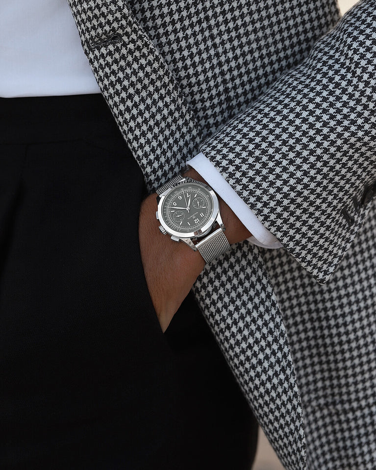 A round mens watch in rhodium-plated silver from Waldor & Co. with grey dial in brass. Seiko movement. The model is Chrono 39 Cinque Terre. 39mm