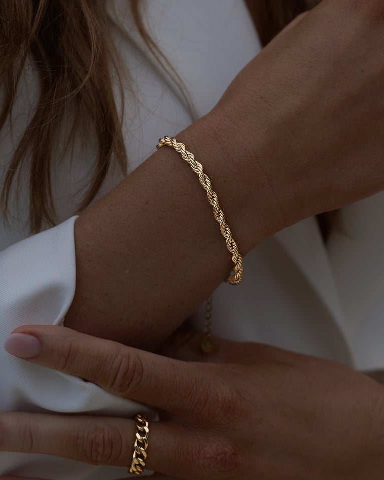 A Chain Bracelet in 14k gold-plated from Waldor & Co. The model is Olmo Chain Polished Gold