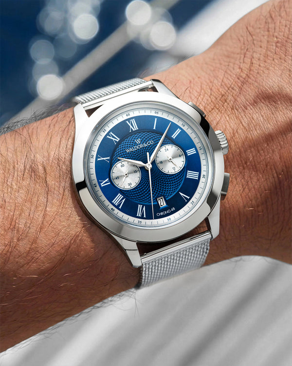  A round mens watch in rhodium-plated silver from Waldor & Co. with blue Guilloché dial. Seiko VK64 Hybrid movement. The model is Chrono 48 Sardinia 48mm.
