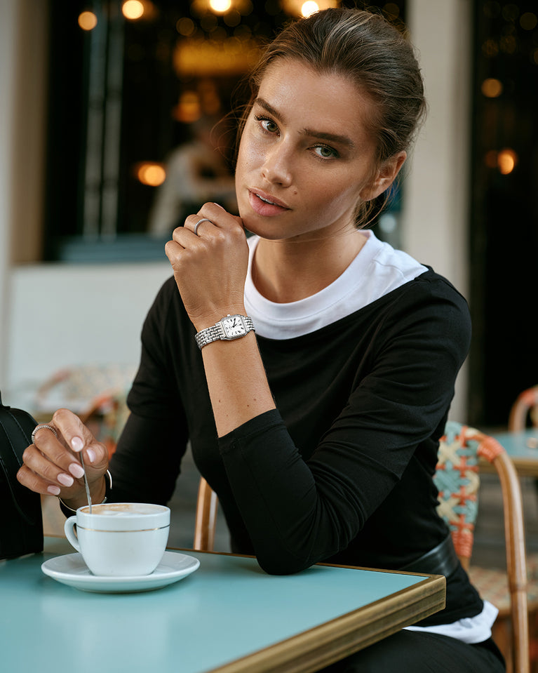  En fyrkantig damklocka i silver från WALDOR & CO. med vit Diamond Cut Sapphire Crystal glass urtavla. Seiko urverk. Modellen är Eternal 22 Bellagio.