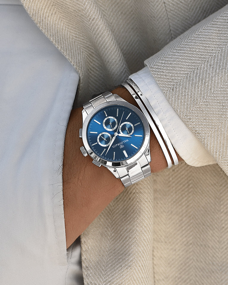 A round mens watch in rhodium-plated silver from Waldor & Co. with blue sunray dial and a second hand. Seiko movement. The model is Chrono 42 Capri 42mm.