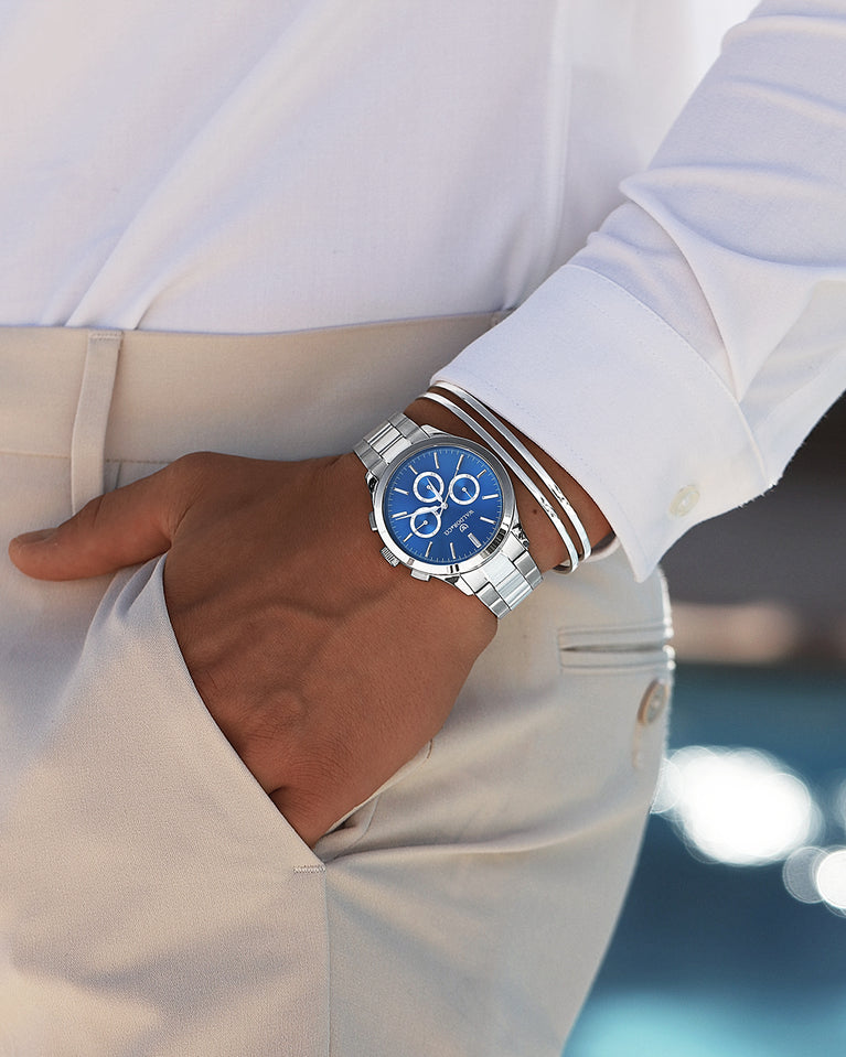 A round mens watch in rhodium-plated silver from Waldor & Co. with blue sunray dial and a second hand. Seiko movement. The model is Chrono 42 Capri 42mm.