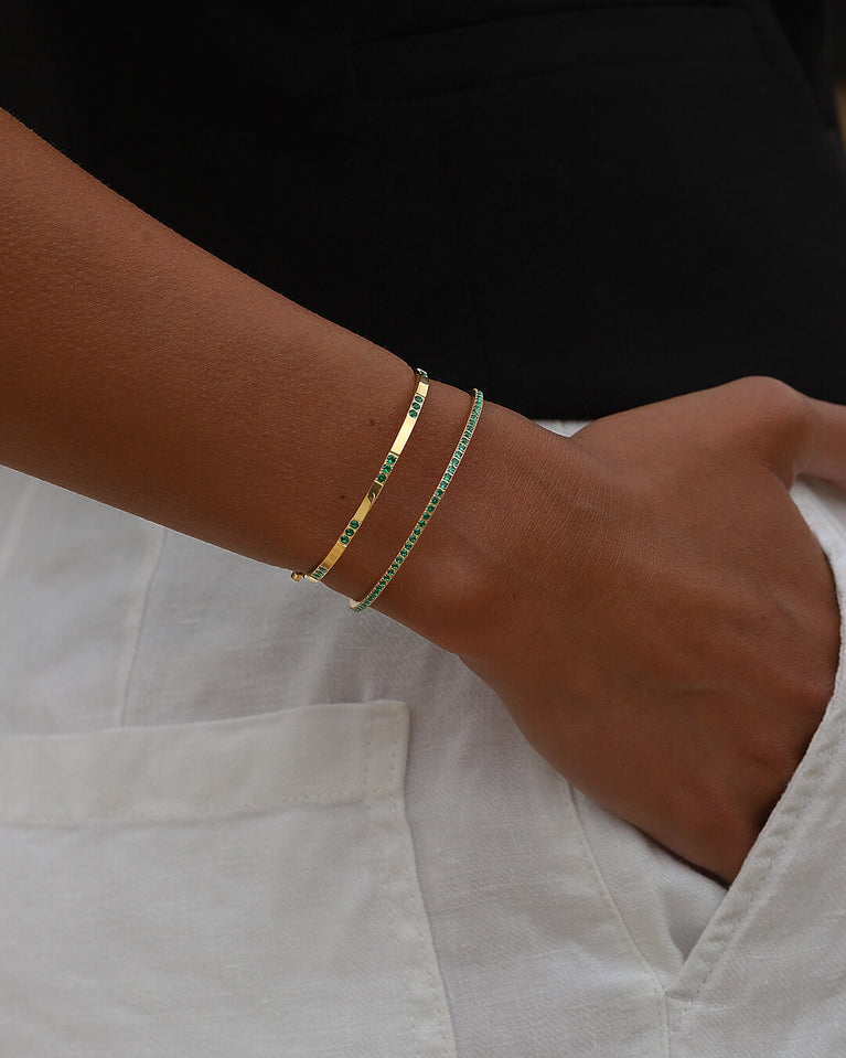 A Bangle in 14k gold-plated 316L stainless steel from Waldor & Co. One size. The model is Opulent Bangle Polished.