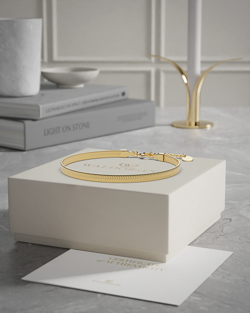 A Chain Bracelet in 14k gold-plated from Waldor & Co. The model is Eze Chain Polished Gold