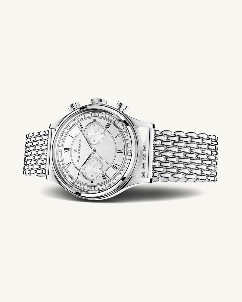 A round mens watch in rhodium-plated silver from Waldor & Co. with a silver sunray dial and a second hand. Seiko movement. The model is Avant 42 Cap Mala 42mm.