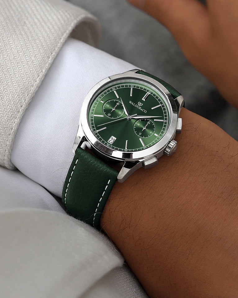 A round mens watch in rhodium-plated silver from Waldor & Co. with green sunray dial and genuine green leather strap. A second hand. Seiko movement. The model is Chrono 39 Sardinia 39mm.