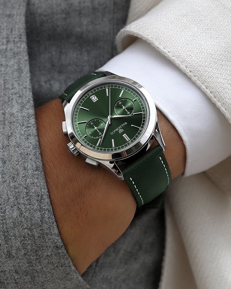 A round mens watch in rhodium-plated silver from Waldor & Co. with green sunray dial and genuine green leather strap. A second hand. Seiko movement. The model is Chrono 39 Sardinia 39mm.