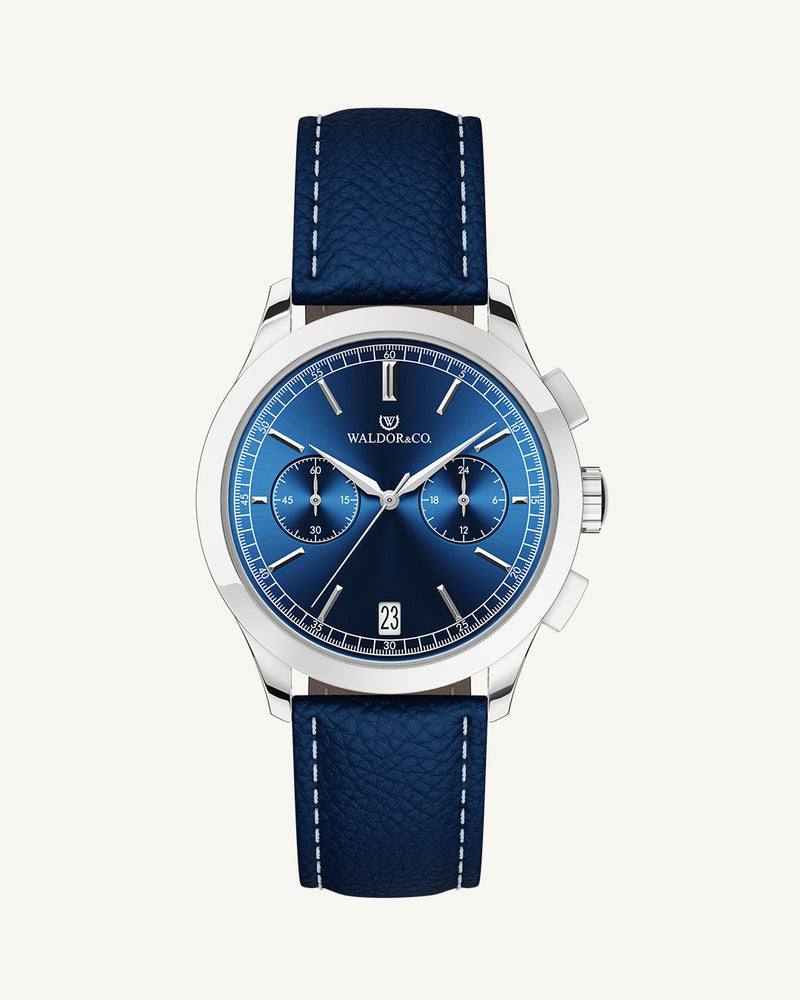 A round mens watch in rhodium-plated silver from Waldor & Co. with blue sunray dial and genuine blue leather strap. A second hand. Seiko movement. The model is Chrono 39 Sardinia 39mm.