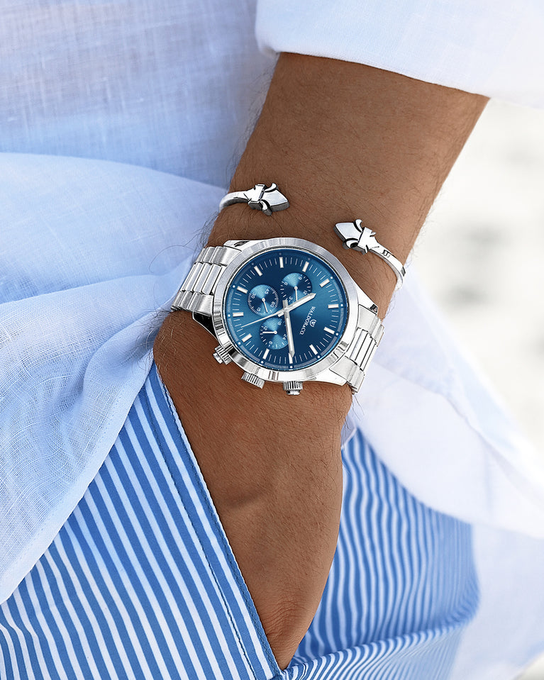 A round mens watch in rhodium-plated silver from Waldor & Co. with blue sunray dial and a second hand. Seiko movement. The model is Chrono 44 Como 44mm.