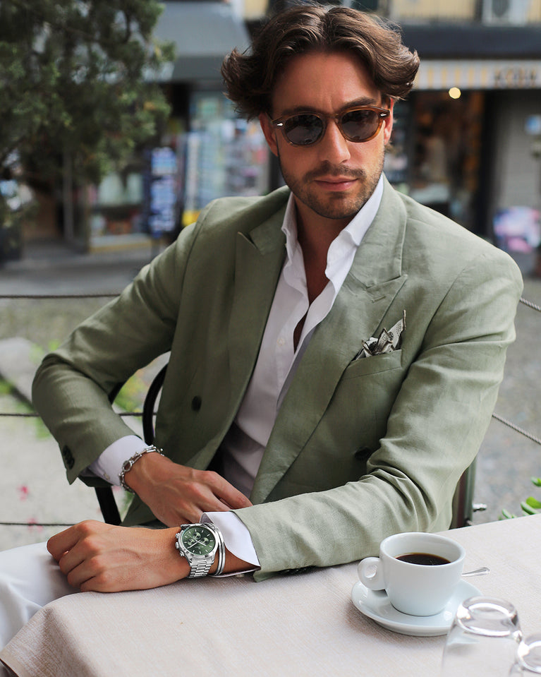 A round mens watch in rhodium-plated silver from Waldor & Co. with green sunray dial and a second hand. Seiko movement. The model is Chrono 44 Como 44mm.