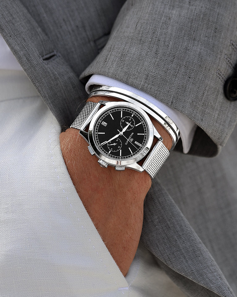 A round mens watch in rhodium-plated silver from Waldor & Co. with silver sunray dial and a second hand. Seiko movement. The model is Chrono 44 Sardinia 44mm.