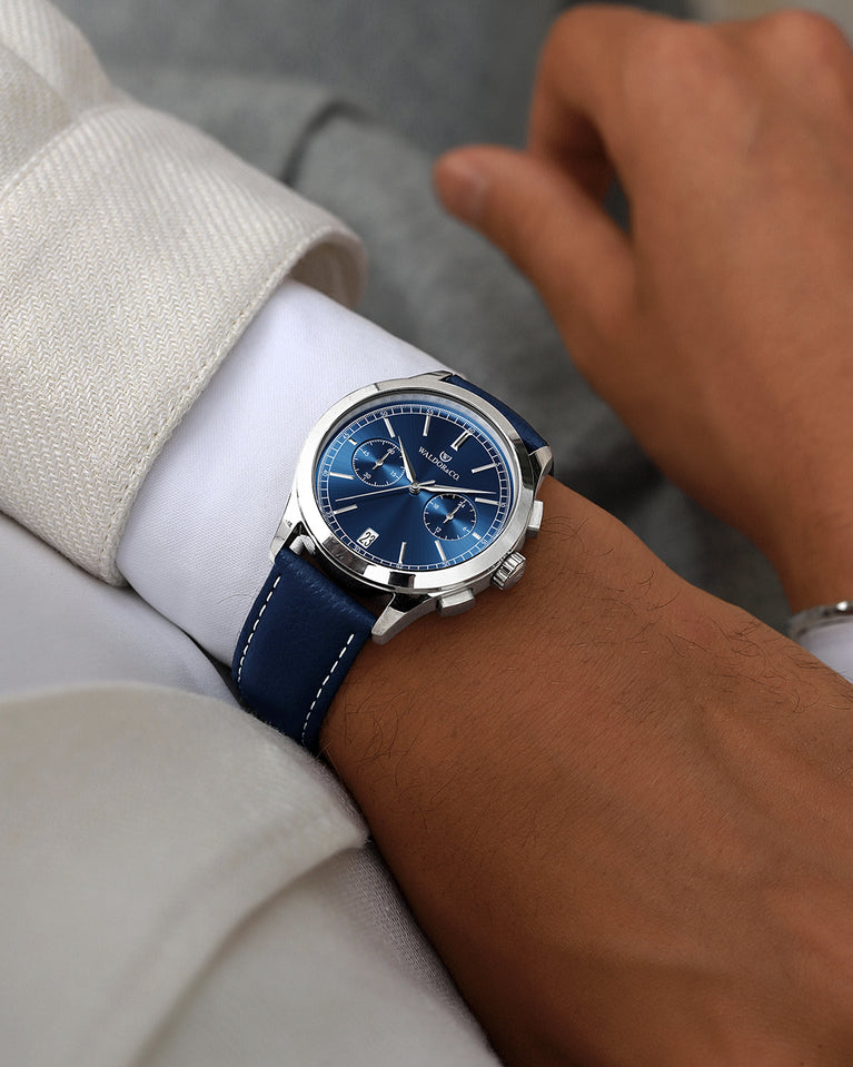 A round mens watch in rhodium-plated silver from Waldor & Co. with blue sunray dial and genuine blue leather strap. A second hand. Seiko movement. The model is Chrono 44 Sardinia 44mm.