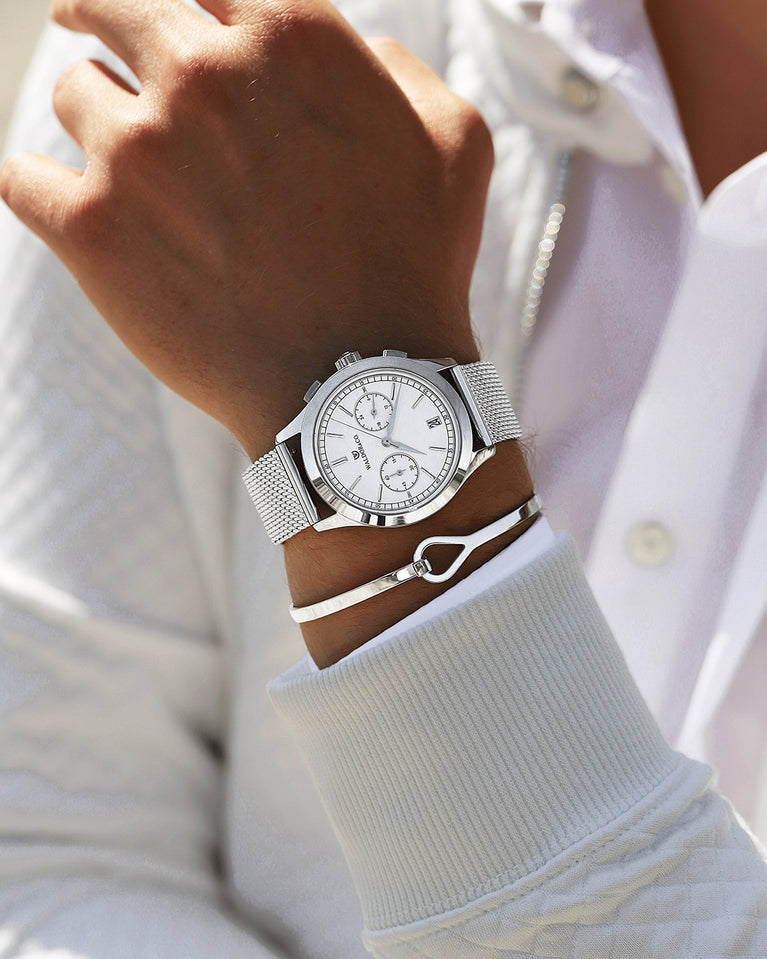 A round mens watch in rhodium-plated silver from Waldor & Co. with white sunray dial and a second hand. Seiko movement. The model is Chrono 44 Sardinia 44mm.