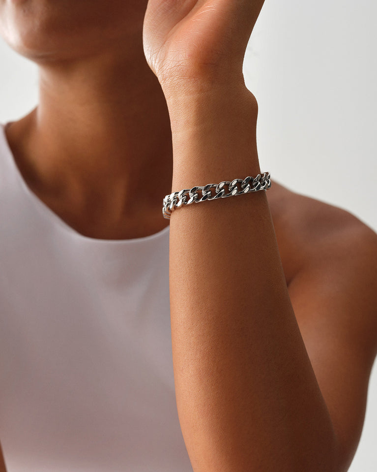 A silver polished stainless steel chain in silver from Waldor & Co. One size. The model is Chunky Chain Polished