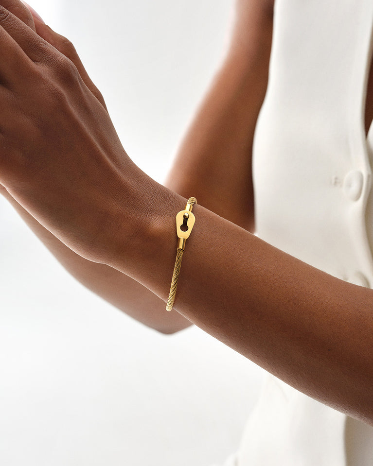 A Bangle in 14k gold 316L stainless steel from Waldor & Co. One size. The model is Como Cable Polished.