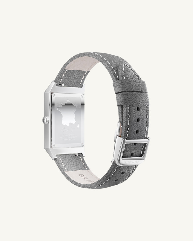 En rektangulär herrklocka i Silverpläterat 316L rostfritt stål från WALDOR & CO. med svart guilloche urtavla. Miyota urverk. Läderarmband.  Modellen är Conceptual 37 Cap Ferrat.