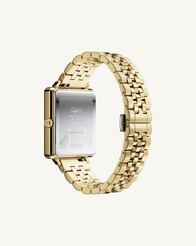 A square womens watch in gold from Waldor & Co. with silver sunray dial and a second hand. Seiko movement. The model is Delight 32 Chelsea 28x32mm.