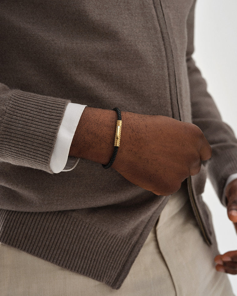  A Leather Bracelet in 14k gold-plated 316L stainless steel from Waldor & Co. The model is Grid Leather Bracelet Polished.