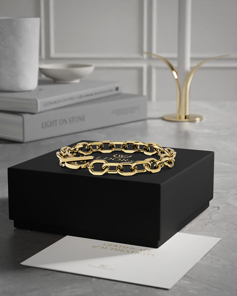 A Chain Bracelet in 14k gold-plated from Waldor & Co. The model is Noble Chain Polished Gold