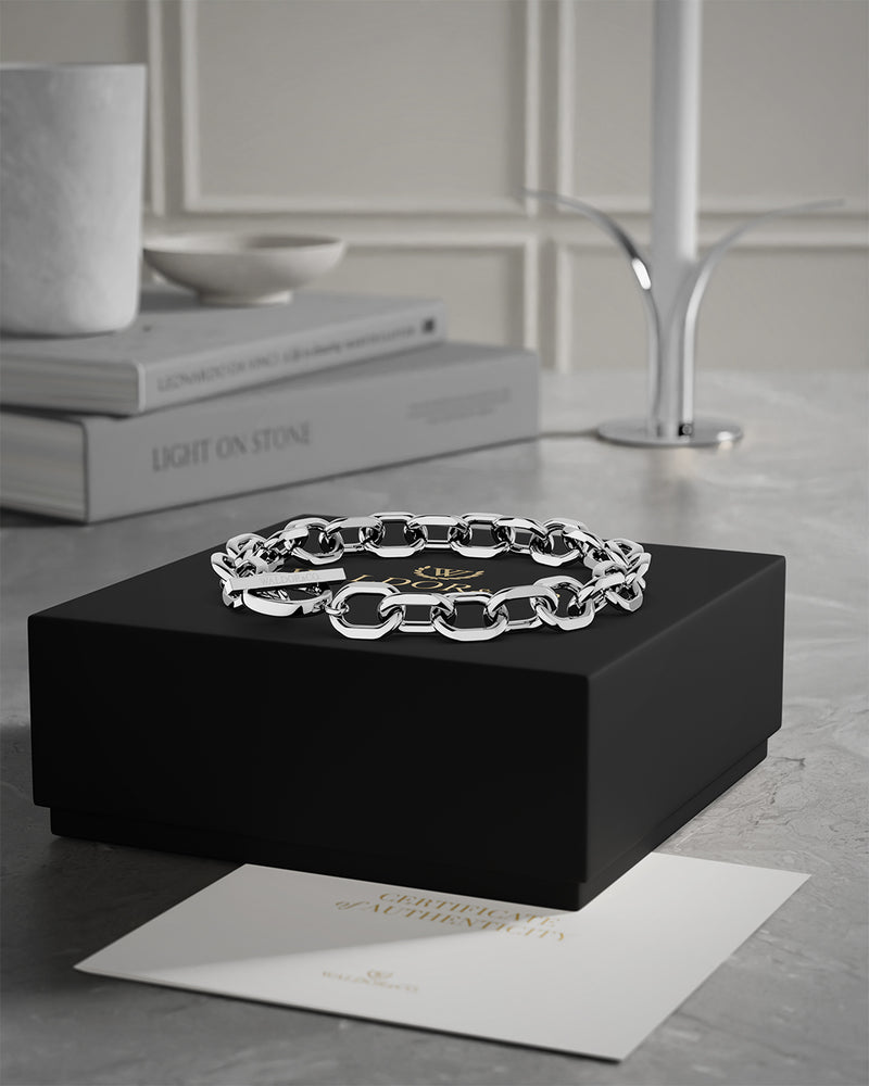 A Chain Bracelet in polished silver from Waldor & Co. The model is Noble Chain Polished Silver