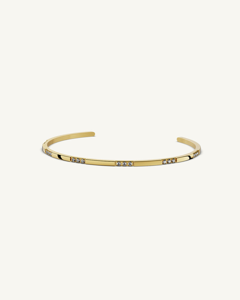 A Bangle in 14k gold-plated 316L stainless steel from Waldor & Co. One size. The model is Opulent Bangle Polished.