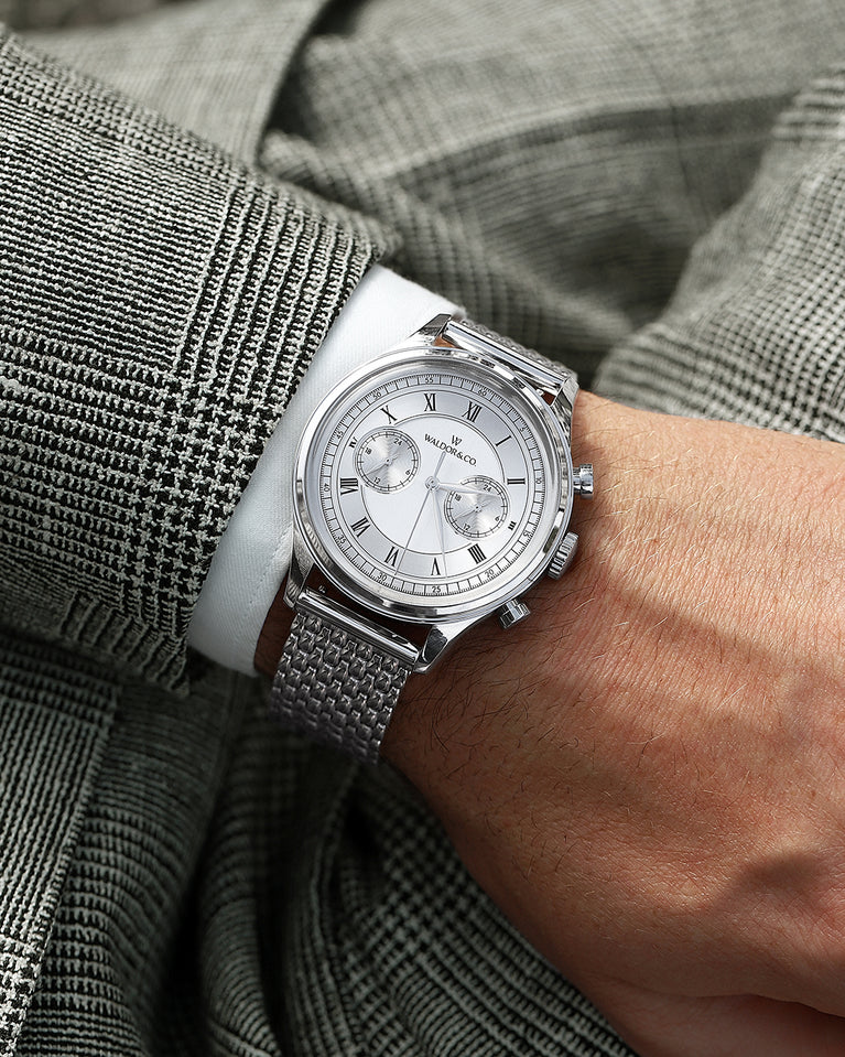 A round mens watch in rhodium-plated silver from Waldor & Co. with a silver sunray dial and a second hand. Seiko movement. The model is Avant 42 Cap Mala 42mm.