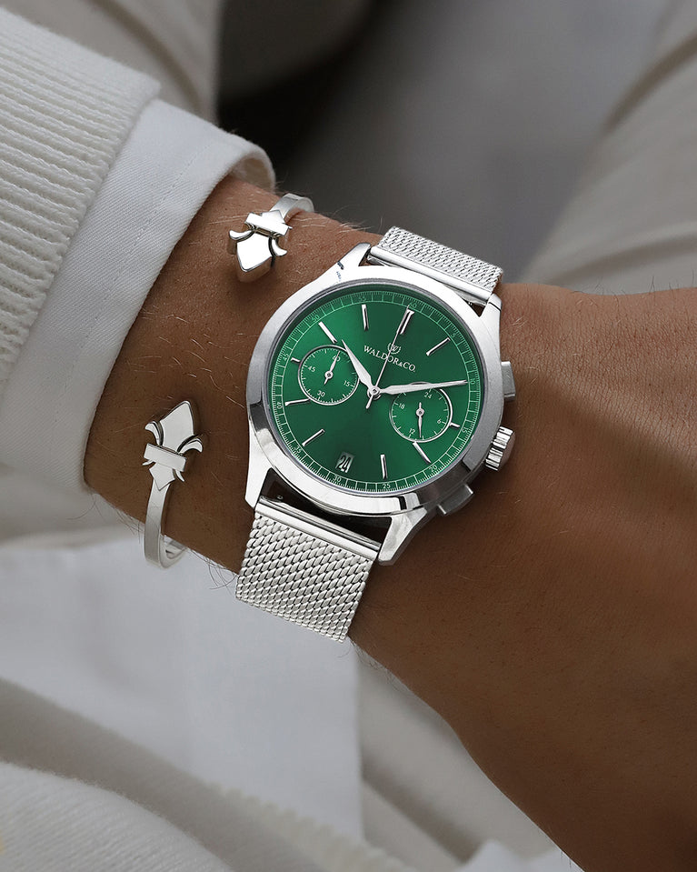  A round mens watch in rhodium-plated silver from Waldor & Co. with deep-green sunray dial and a second hand. Seiko movement. The model is Chrono 39 Sardinia 39mm.
