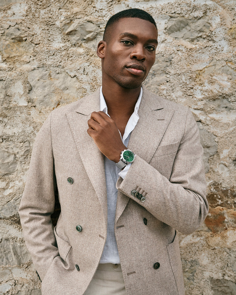  A round mens watch in rhodium-plated silver from Waldor & Co. with deep-green sunray dial and a second hand. Seiko movement. The model is Chrono 39 Sardinia 39mm.