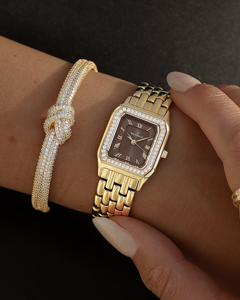  A square womens watch in Rhodium-plated 316L stainless steel from Waldor & Co. with a deep brown dial. Bezel with premium crystals. Diamond Cut Sapphire Crystal glass dial. Seiko movement. The model is Eternal 22 Bellagio Pavè.