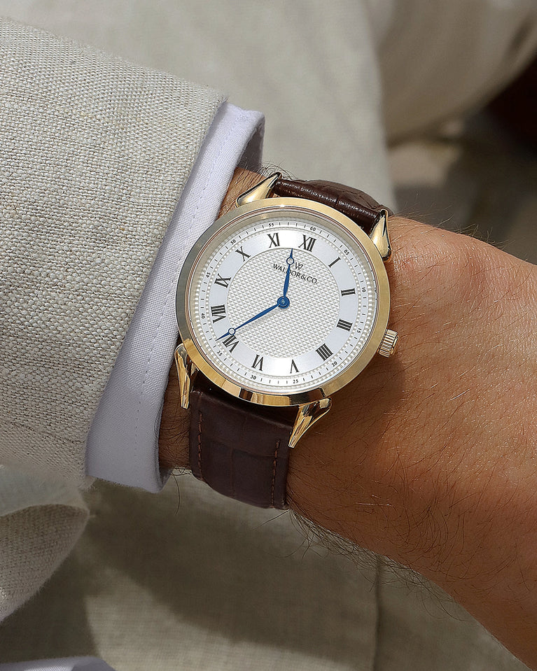  A round watch in gold from Waldor & Co. with white sunray patterned dial. Ronda movement. The model is Original 40 Côte d'Azur 40mm.