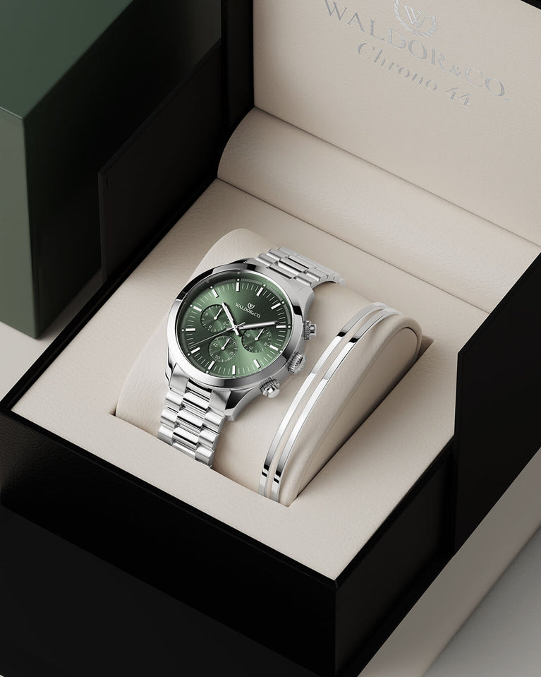 A round mens watch in rhodium-plated silver from Waldor & Co. with green sunray dial and a second hand. Seiko movement. The model is Chrono 44 Como 44mm.