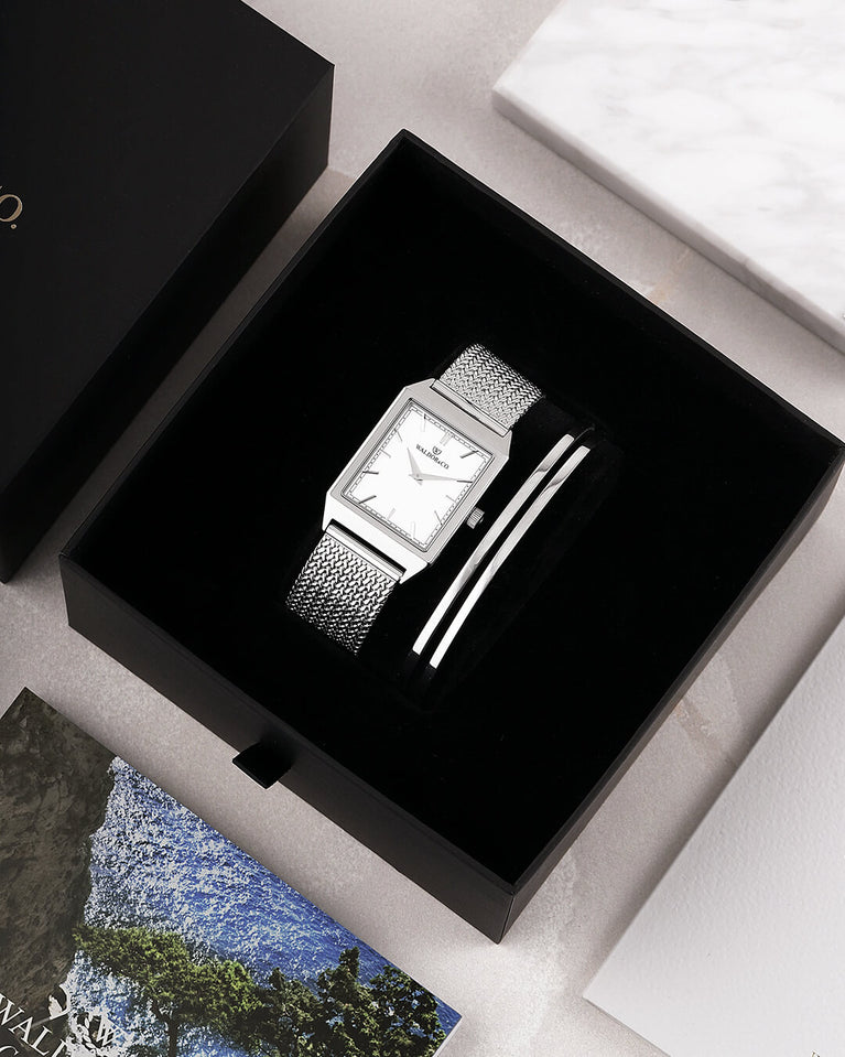  En rektangulär herrklocka i rodiumpläterat silver från WALDOR & CO. med black sunray urtavla. Seiko urverk. Modellen är Conceptual 37 Antibes 29x43mm. 