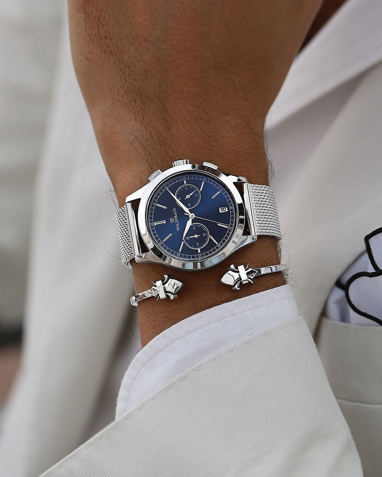 A round mens watch in rhodium-plated silver from Waldor & Co. with blue sunray dial and a second hand. Seiko movement. The model is Chrono 44 Sardinia 44mm.